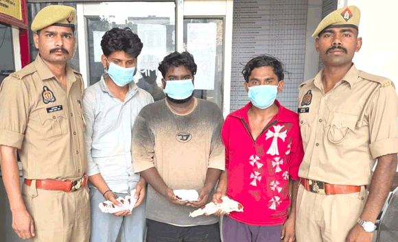 पुलिस के हत्थे चढ़े तीन सटोरिये, सट्टा लगाने की सामग्री, नगदी व अवैध असलाह बरामद