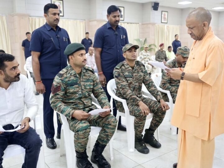 ‘अतिक्रमण कतई बर्दाश्त नहीं, आरोपियों पर तत्काल करें कार्रवाई’, जनता दर्शन में बोले CM योगी आदित्यनाथ