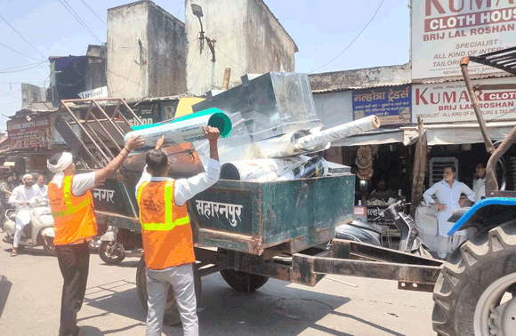 सड़क पर रखे लोहे के संदूक, ड्रम, गद्दे किये जब्त, दुकानदारों पर  