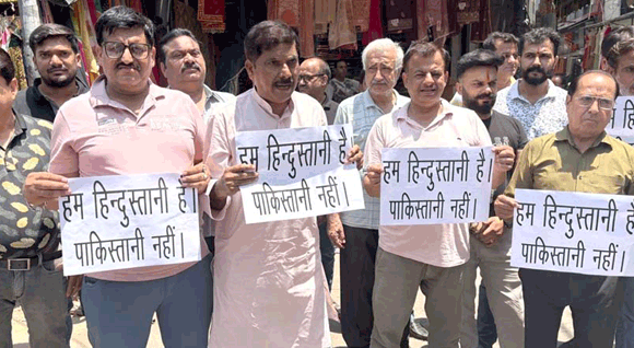 व्यापारियों व पंजाबी समाज के नागरिकों ने किया प्रदर्शन