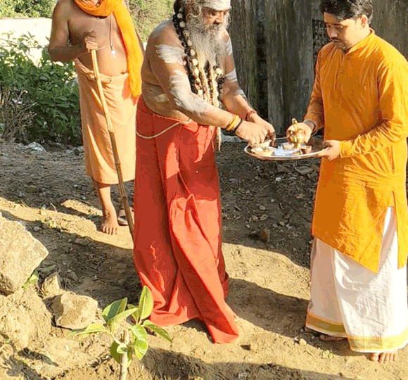 शाकम्भरी देवी आश्रम के शंकराचार्य ने किया पौधारोपण