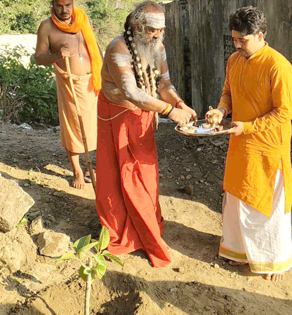 शाकम्भरी देवी आश्रम के शंकराचार्य ने किया पौधारोपण