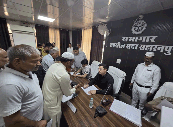 मण्डलायुक्त ने तहसील सदर में आयोजित सम्पूर्ण समाधान दिवस में सुनी समस्याएं