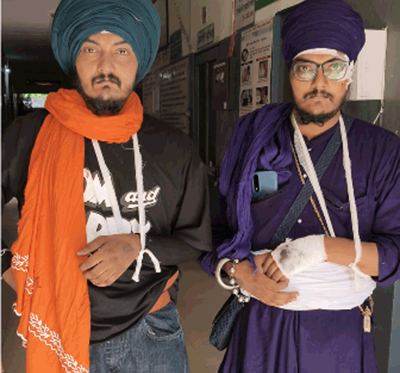 दवा लेने आए जुड़वा भाइयों पर हमला, पगड़ी खींचने व कृपाण छीनने का आरोप