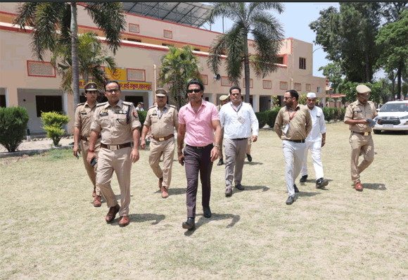 उ0प्र0 पुलिस आरक्षी परीक्षा को जनपद में शुचितापूर्ण, पारदर्शी एवं नकलविहीन सम्पन्न कराने हेतु डीएम व एसएसपी द्वारा परीक्षा केन्द्रों का किया गया निरीक्षण, लिया गया सुरक्षा एवं व्यवस्थाओं का जायजा