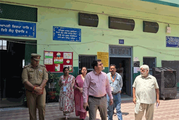 मंडलायुक्त डॉ0 रूपेश कुमार ने किया उत्तर प्रदेश पुलिस  आरक्षी नागरिक पुलिस एवं समकक्ष पदों के लिये अयोजित परीक्षा के केंद्रों का किया निरीक्षण