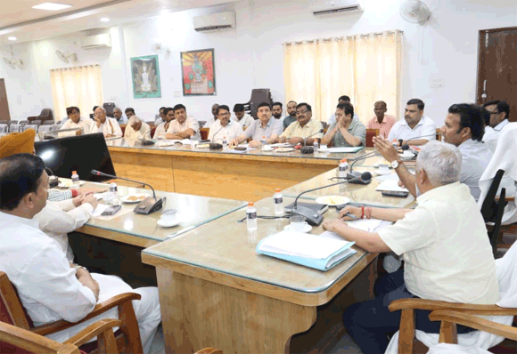 जिलाधिकारी ने पेराई सत्र 2025-26 के बकाया गन्ना मूल्य भुगतान के सम्बन्ध में की बैठक