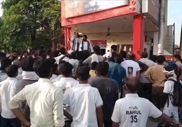 खेत में युवक का शव मिलने से सनसनी, पुलिस की कार्यप्रणाली से नाराज ग्रामीणों ने चौकी पर किया हंगामा