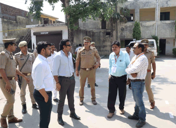 उ0प्र0 पुलिस आरक्षी परीक्षा को जनपद में शुचितापूर्ण, पारदर्शी एवं नकलविहीन सम्पन्न कराने हेतु जिलाधिकारी द्वारा परीक्षा केन्द्रों का किया गया सघन निरीक्षण
