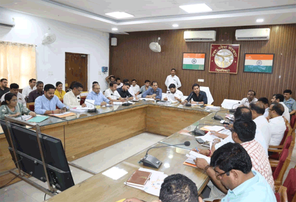 जिलाधिकारी की अध्यक्षता में हुई सीएम डैश बोर्ड पर विकास एवं राजस्व कार्यों  की बैठक