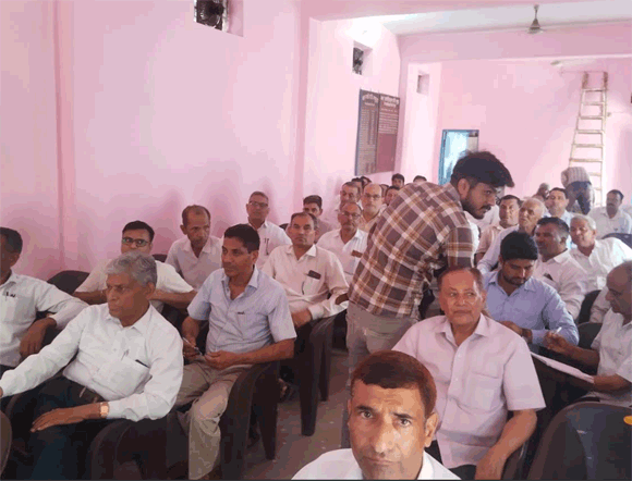 उपनिंबधन कार्यालय तहसील परिसर से बाहर ले जाने के विरोध मे वकील तहसील की तालाबंदी कर हडताल करेगे