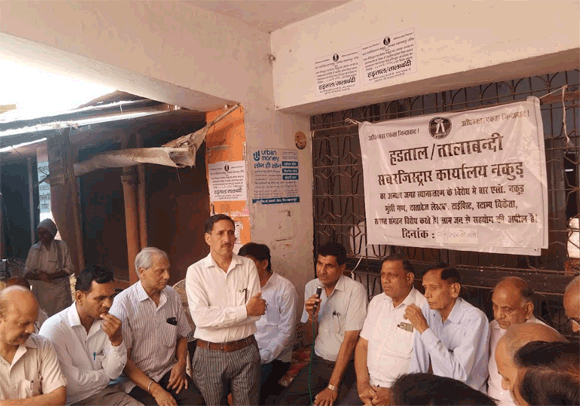 उपनिबंधन कार्यालय को अन्यत्र ले जाने के विरोध मे तहसील पर चल रही तालाबंद हडताल पांचवे दिन भी जारी रही