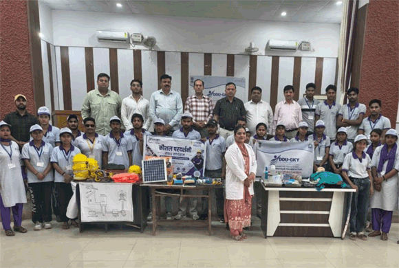 दीन दयाल उपाध्याय ग्रामीण कौशल्य योजना के अन्तर्गत प्रशिक्षार्थियों को सोलर पैनल की सहायता से इलैक्ट्रीसिटी जनरेशन तक की सम्पूर्ण प्रक्रिया के सम्बन्ध में भौतिक रूप से दी गयी जानकारी