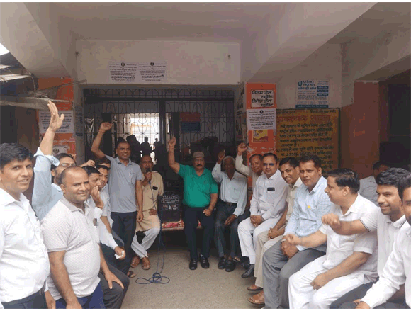 रजिस्टरी कार्यालय को स्थानांतरित करने के विरेाध मे अधिवक्ताओ ने तहसील पर तालाबंदी कर धरना दिया