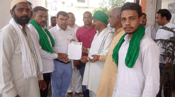 किसानो ने सडको पर दुर्घटनाओ का कारण स्पीडब्रेकरो पर रेंप बनवाने की मांग की