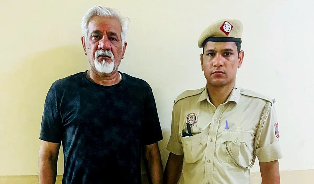 ‘दिल्ली में सब चलता है…’ मालिक लवकेश बजाज का कबूलनामा, लालच के चक्कर में 6 की जगह बना दिए थे 25 कमरे