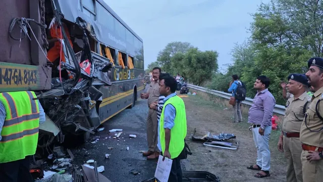 यमुना एक्सप्रेसवे पर भीषण हादसा: बस-ट्रक की टक्कर में चार की मौत, 25 घायल