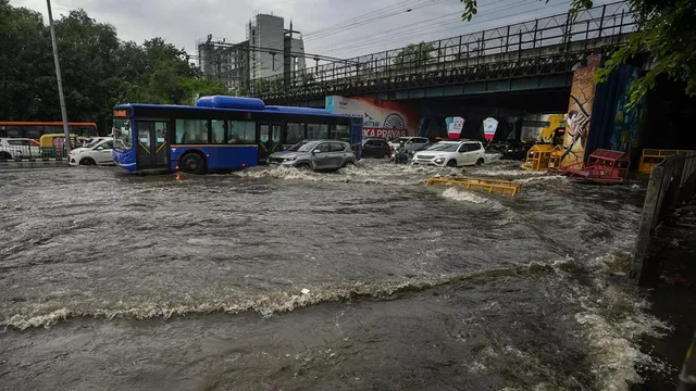 आंधी, बारिश और ओलावृष्टि से बदला मौसम का मिजाज, उत्तर से मध्य भारत तक गर्मी से मिली राहत