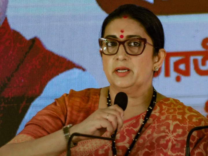 अमेठी पंचायत मतदाता सूची से स्मृति ईरानी का नाम गायब, डीएम ने दिया जांच का आदेश