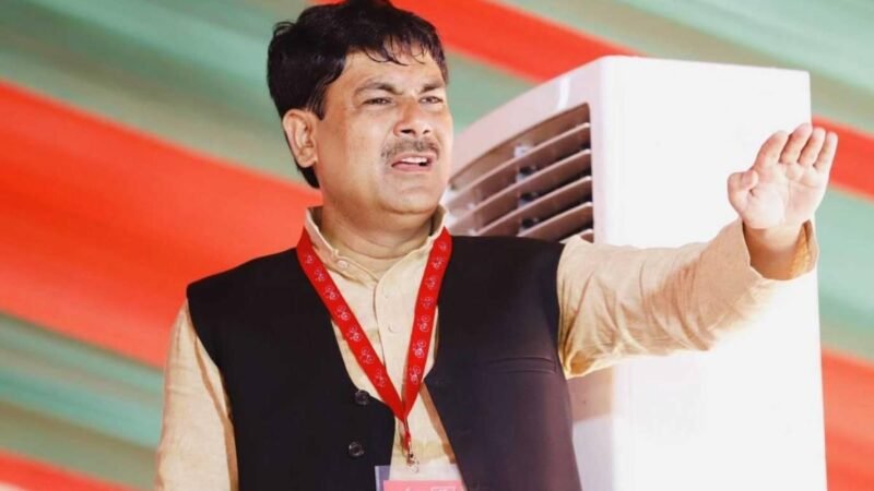 अखिलेश यादव के खिलाफ लगे पोस्टरों पर सियासी बवाल, सांसद आनंद भदौरिया खुद पोल पर चढ़कर हटाने लगे बैनर