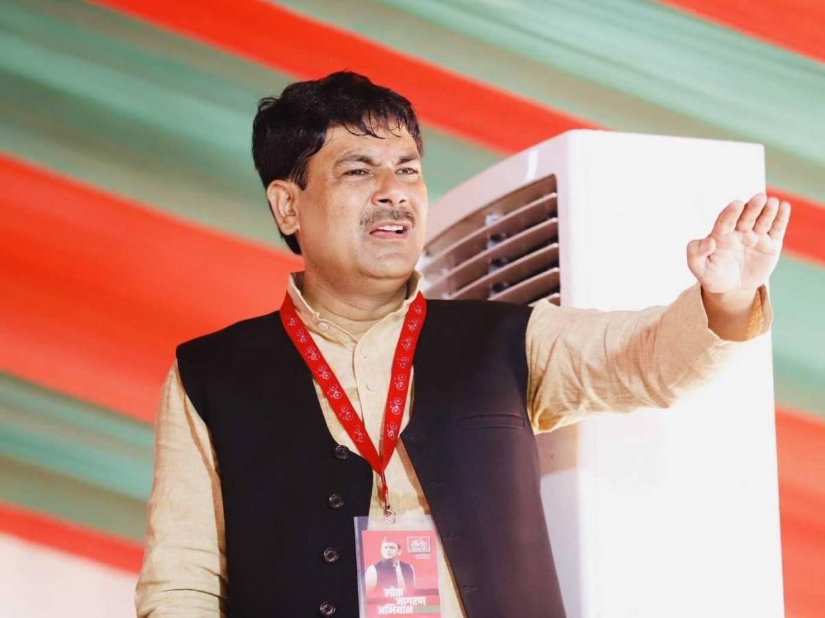 अखिलेश यादव के खिलाफ लगे पोस्टरों पर सियासी बवाल, सांसद आनंद भदौरिया खुद पोल पर चढ़कर हटाने लगे बैनर