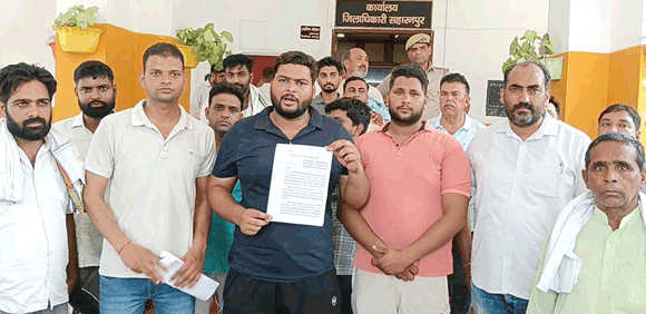 भूमि अधिग्रहण के विरोध में जिला मुख्यालय पर गरजे किसान