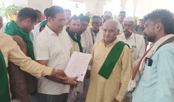 जिला मुख्यालय पर गरजे किसान: भाकिूय (अराजनैतिक) ने किसानों की समस्याओं को लेकर जिलाधिकारी को सौंपा ज्ञापन
