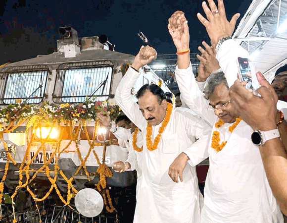 भाजपाइयों एवं जनप्रतिनिधियों ने संत रविदास एक्सप्रेस का सहारनपुर आगमन पर किया स्वागत
