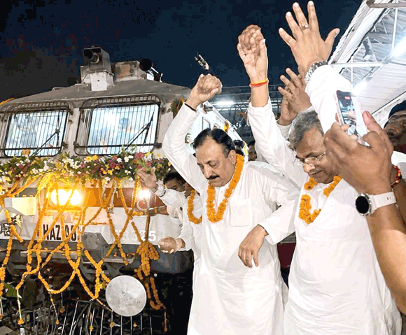 भाजपाइयों एवं जनप्रतिनिधियों ने संत रविदास एक्सप्रेस का सहारनपुर आगमन पर किया स्वागत