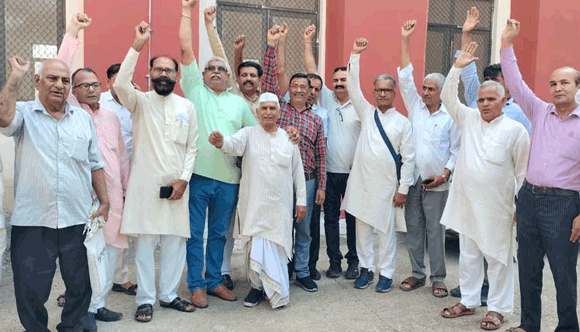 आर्य समाज कार्यकर्ताओं का संयुक्त शिक्षा निदेशक कार्यालय पर प्रदर्शन, शिक्षण संस्थाओं में अनियमितताओं की जांच की मांग