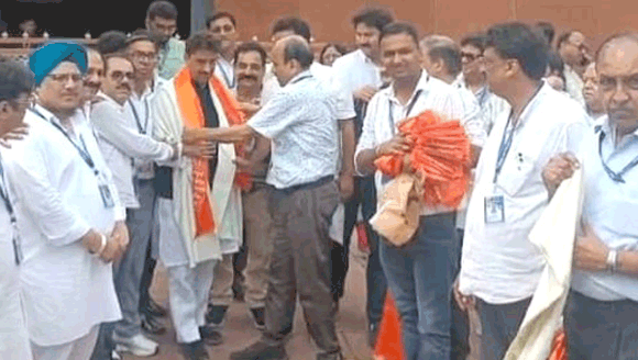 लोकसभा भ्रमण पर दिल्ली पहुंचे जनपद के व्यापारियों का सांसद इमरान मसूद ने किया स्वागत