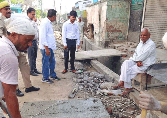 नवादा रोड नाला निर्माण का नगरायुक्त ने किया निरीक्षण