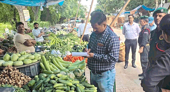 पॉलीथिन उपयोग पर दस दुकानदारों से वसूला जुर्माना