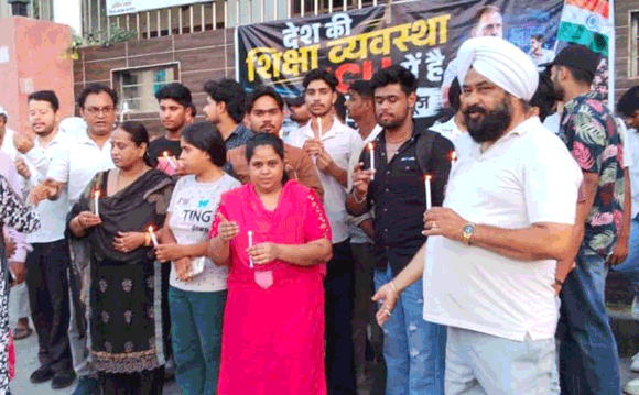 पेपर लीक आंदोलन में शहीद छात्रा को कांग्रेस नेताओं व छात्रों ने दी श्रद्धांजलि, कैंडल जलाकर जताया समर्थन
