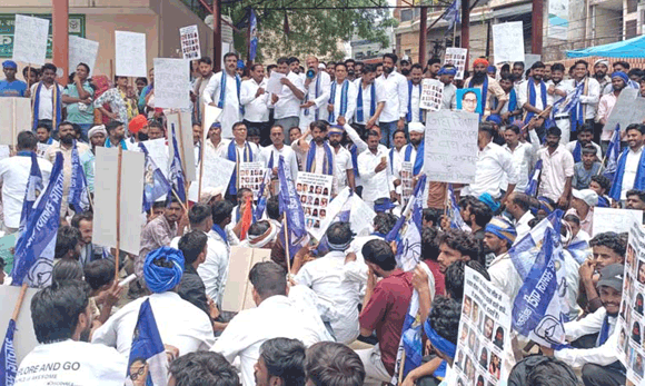 जिला मुख्यालय पर गरजे आसपा के कार्यकर्ता, नारेबाजी व प्रदर्शन कर प्रशासनिक अधिकारी को सौंपा ज्ञापन