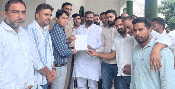 समस्याओं को लेकर कांग्रेसजनों ने प्रशासनिक अधिकारी को सौंपा ज्ञापन