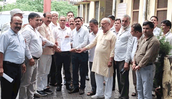 21 सूत्रीय मांगों को लेकर माध्यमिक शिक्षकों ने किया धरना-प्रदर्शन