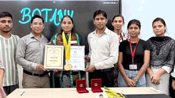 स्वर्ण पदक विजेता मेधावी छात्रा का किया भव्य स्वागत