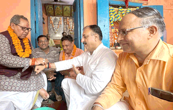 गुरु पूर्णिमा पर्व अभियान के अंतर्गत नगर विधायक राजीव गुंबर ने विभिन्न मंदिरों के संतों एवं पंडितों से भेंट कर लिया आशीर्वाद