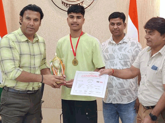 पदक विजेता बाॅक्सर को जिलाधिकारी ने किया सम्मानित
