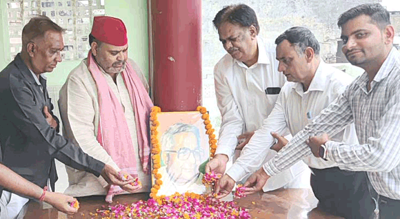 सपा के पूर्व अध्यक्ष स्व. चै. रामशरण दास के चित्र पर पुष्प अर्पित कर दी श्रद्धांजलि