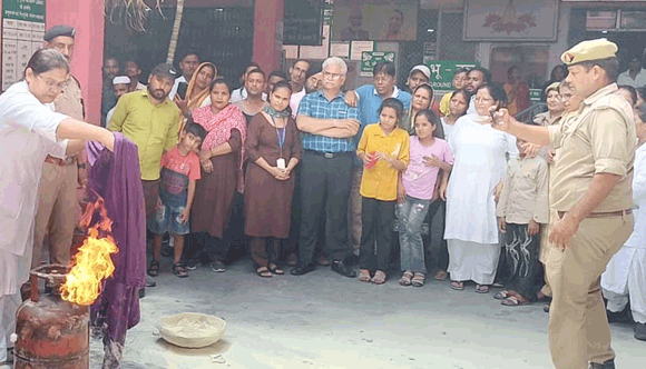 माॅकड्रिल कर जिला चिकित्सालय में कर्मचारियांे को कराया आपातकालीन परिस्थििति से निपटने का अभ्यास
