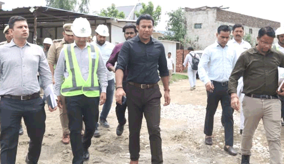 नमामि गंगे कार्यक्रम के अंतर्गत निर्माणाधीन 135 एमएलडी सीवेज ट्रीटमेंट प्लांट का डीएम ने किया निरीक्षण