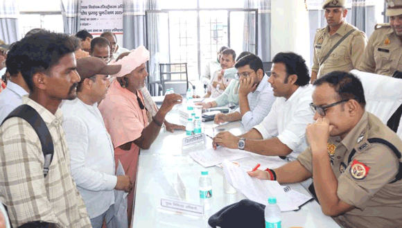 जिलाधिकारी ने सम्पूर्ण समाधान दिवस में सुनीं समस्याएं, दिए त्वरित समाधान के निर्देश