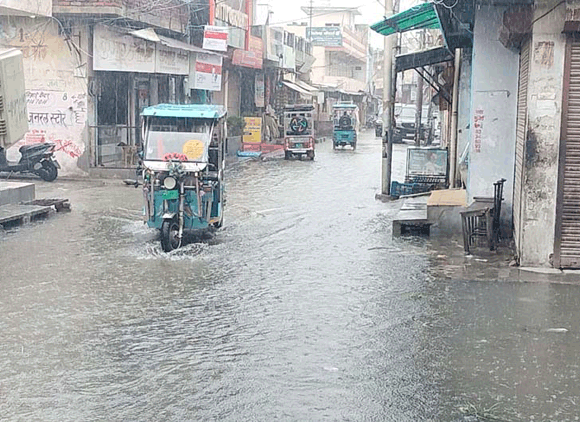 मूसलाधार बारिश से जनजीवन प्रभावित, भीषण गर्मी से नागरिकों को मिली राहत