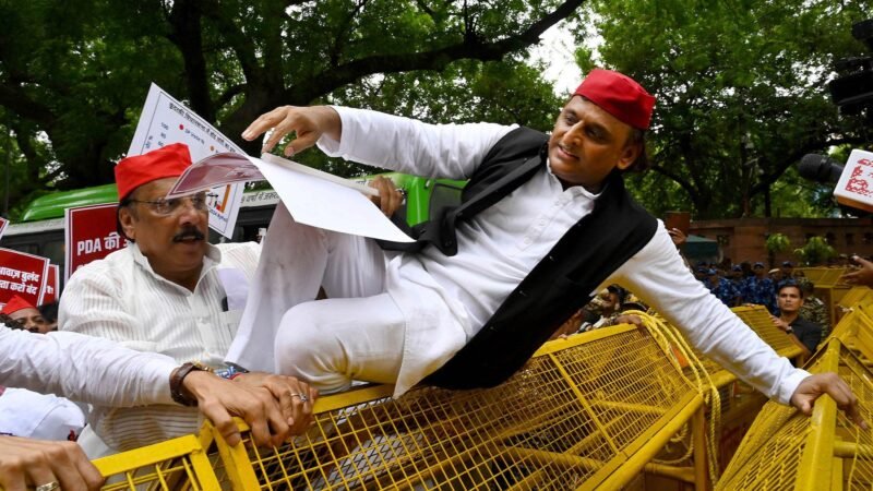 ‘वो तो कहो गांधी आश्रम का मजबूत कुर्ता था…’, अखिलेश यादव ने लगाया पुलिस पर कपड़े फाड़ने की कोशिश का आरोप