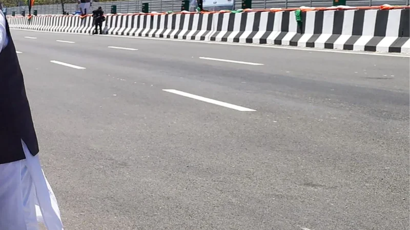 दिल्ली-देहरादून इकोनॉमिक कॉरिडोर पर पहली बारिश में गड्ढे, NHAI ने किसानों को बताया जिम्मेदार