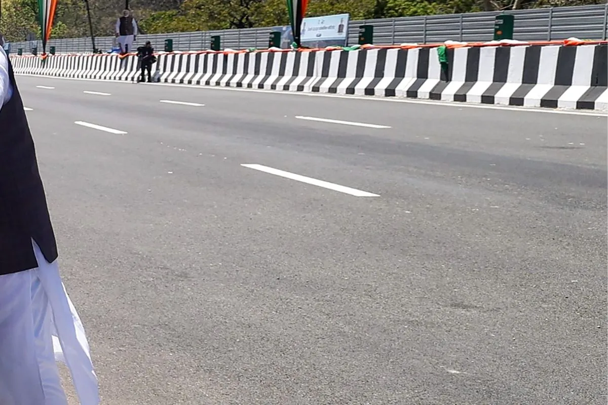 दिल्ली-देहरादून इकोनॉमिक कॉरिडोर पर पहली बारिश में गड्ढे, NHAI ने किसानों को बताया जिम्मेदार
