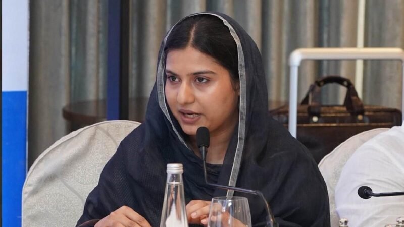 ‘दुनिया पागल थोड़ी न है!’, सरकार छात्रों से बातचीत के लिए तैयार तो इकरा हसन ऐसा क्यों बोलीं?