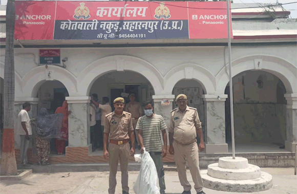 पुलिस ने नशा तस्कर सहित दो को गिरफतार किया, अवैध स्मैक व चोरी का मोटर बरामद